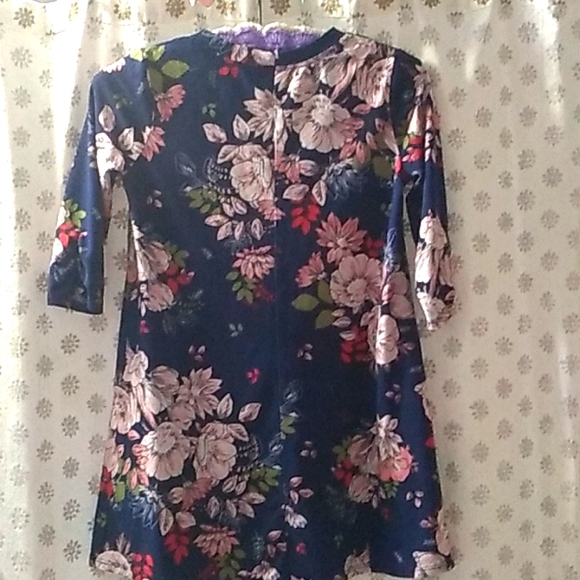 Cute, short Flowery dress - Picture 2 of 2